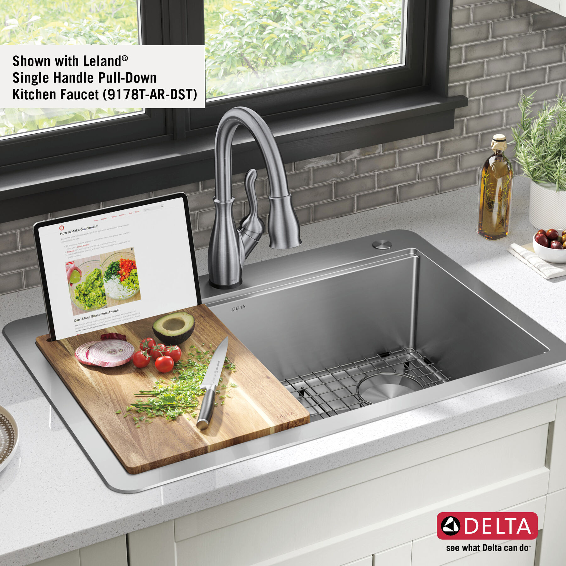 Lavabo de cocina tipo estación de trabajo con un receptáculo de acero inoxidable de 33" de montaje superior encastrado, con reborde WorkFlow™ y accesorios, imagen 41